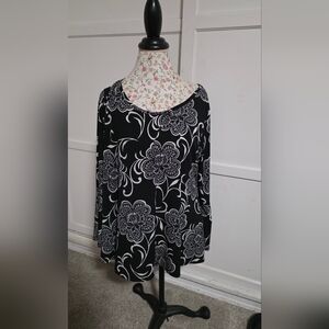 Avenue Floral Black and White Women's Top Size 14/16